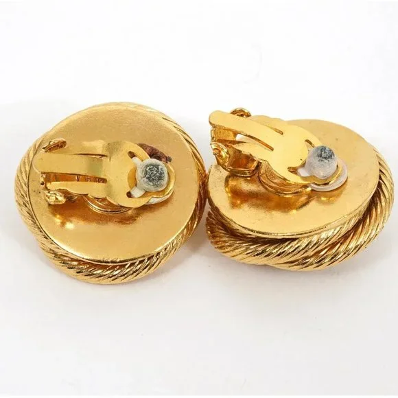 Vintage CHANEL faux pearl gold-tone clip-on earrings - Picture 5 of 7